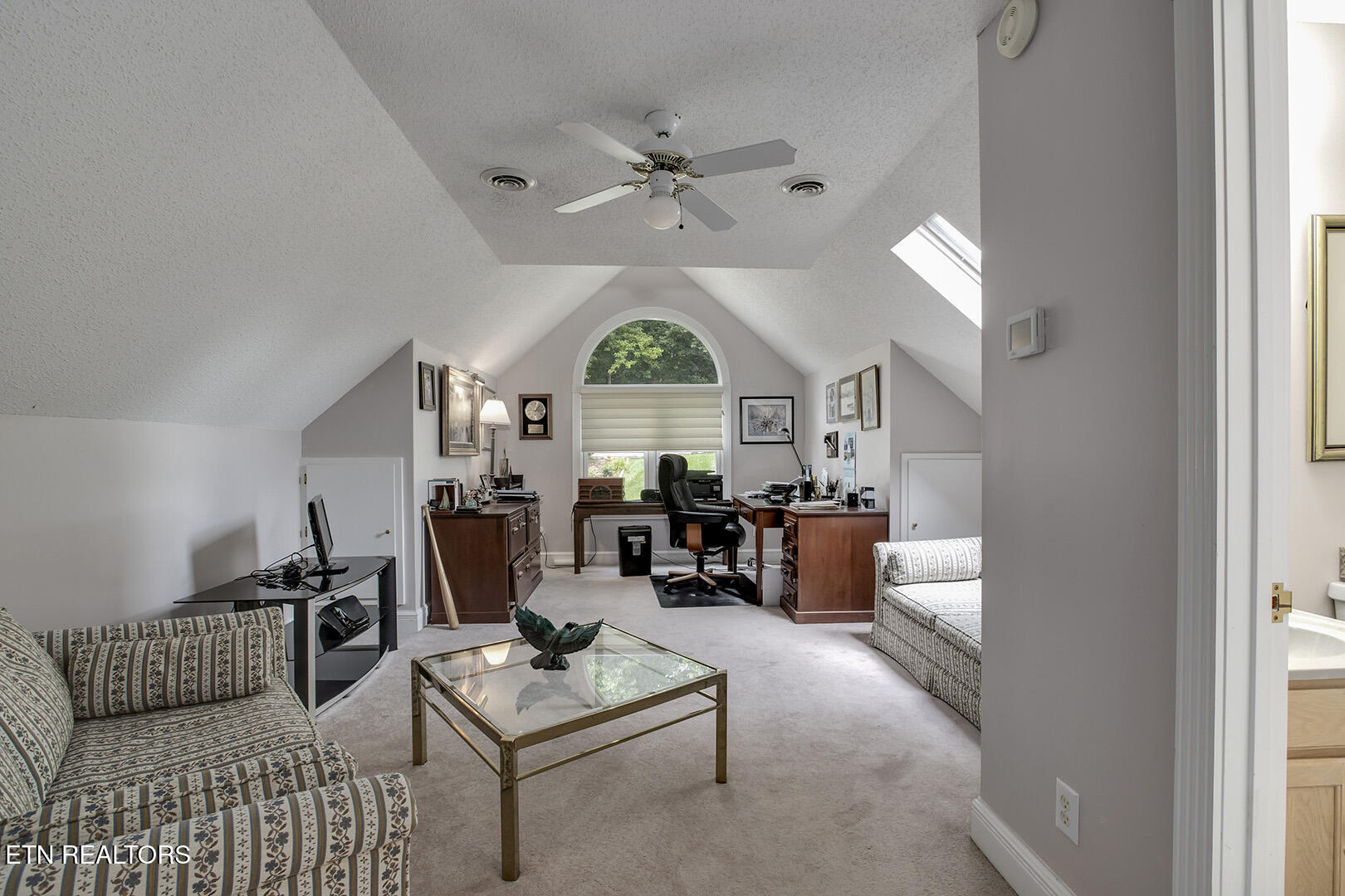 Loudon, Tennessee 37774, United States, 4 Bedrooms Bedrooms, ,5 BathroomsBathrooms,Residential,Pending,168126