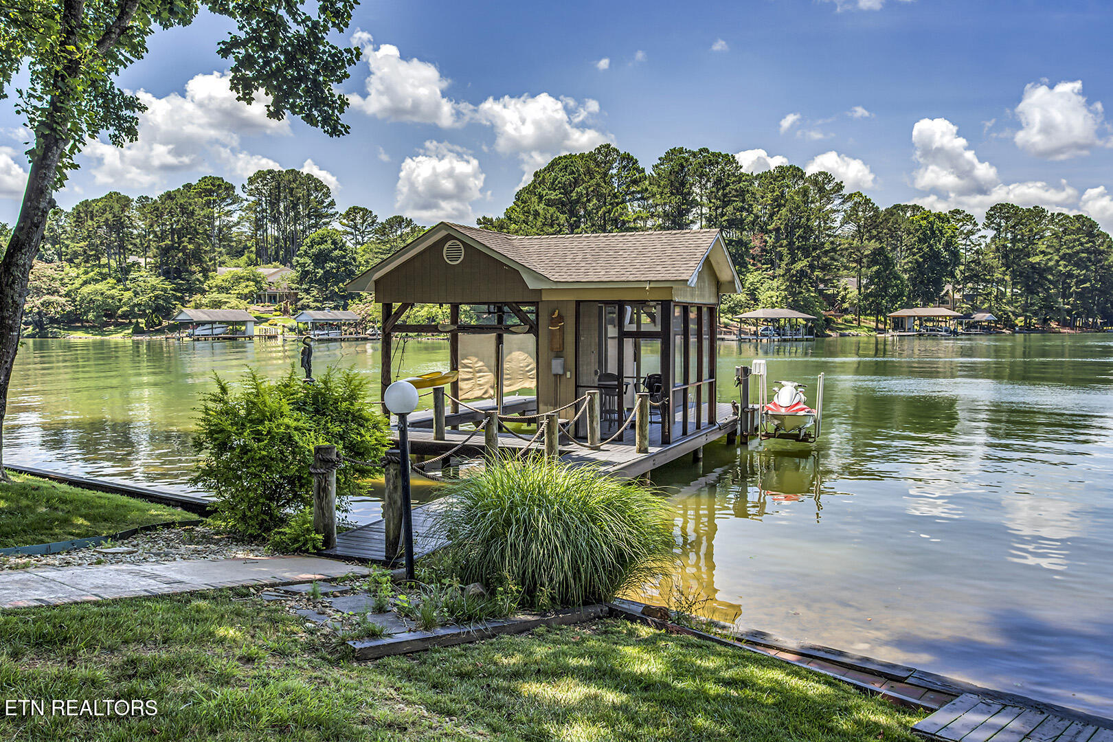 Loudon, Tennessee 37774, United States, 4 Bedrooms Bedrooms, ,5 BathroomsBathrooms,Residential,Pending,168126