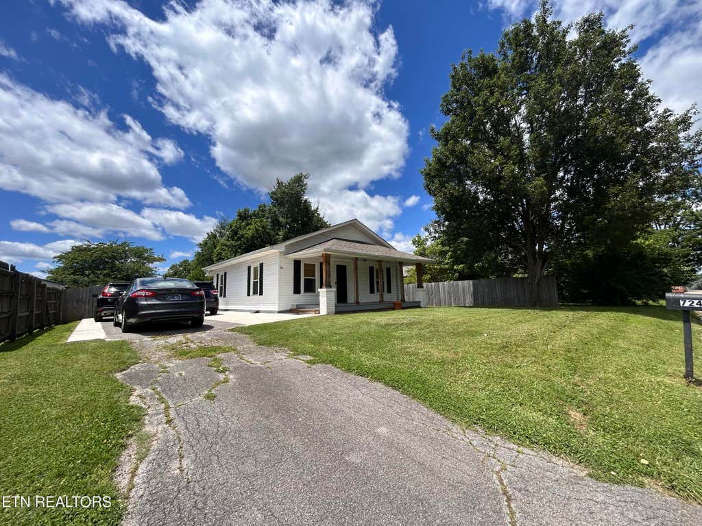 Photo of 724 Montvue Ave, Morristown, TN 37813 (MLS # 1302152)