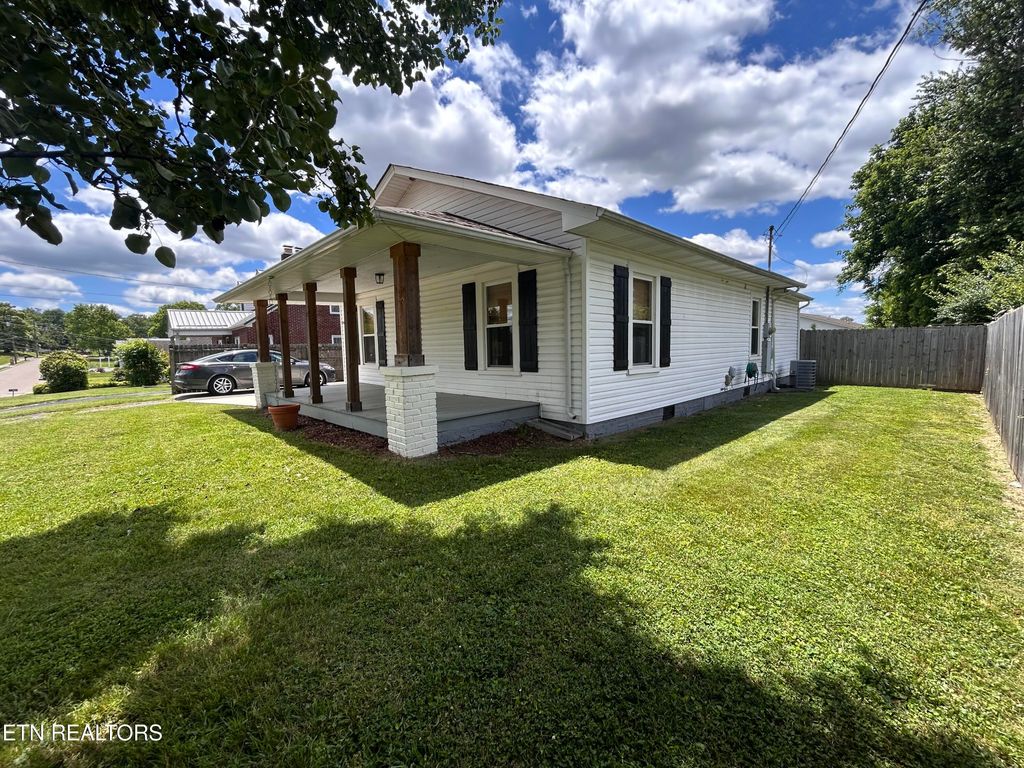 Photo of 724 Montvue Ave, Morristown, TN 37813 (MLS # 1302152)