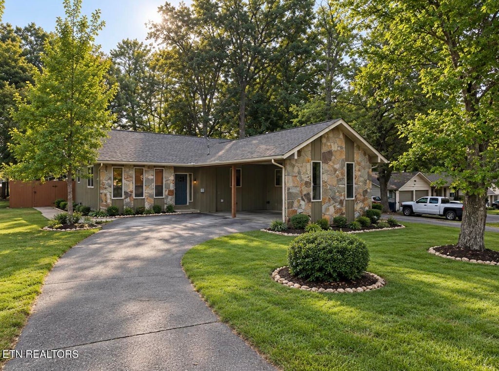 Photo of 311 Poplar St, Sevierville, TN 37862 (MLS # 1357896)