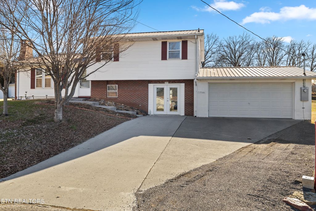 Photo of 304 Alder Court, Oliver Springs, TN 37840 (MLS # 1250031)