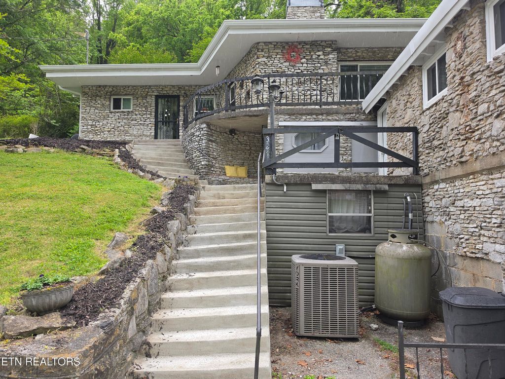 Photo of 327 Colwyn Ave, Cumberland Gap, TN 37724 (MLS # 1340195)