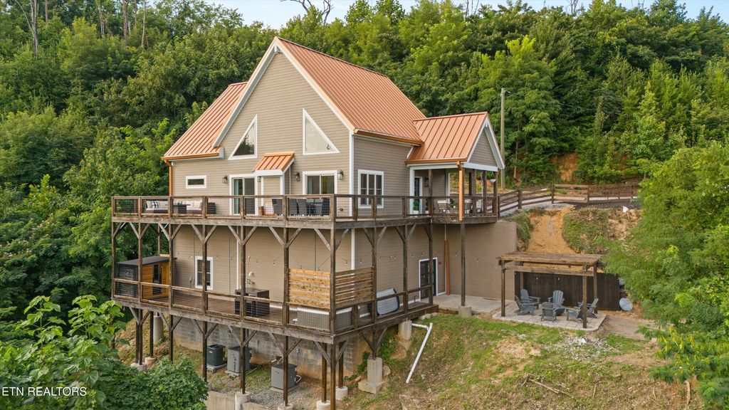 Photo of 647 Kristis Place, Gatlinburg, TN 37738 (MLS # 1324916)