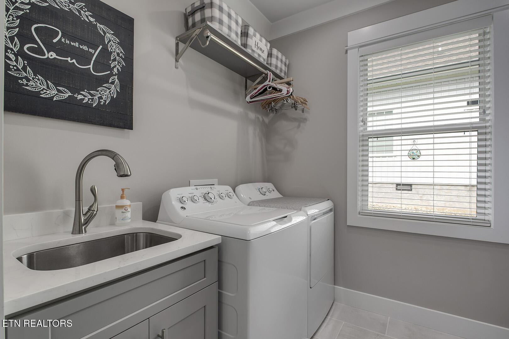 Loudon, Tennessee 37774, United States, 3 Bedrooms Bedrooms, ,2 BathroomsBathrooms,Residential,Pending,184392