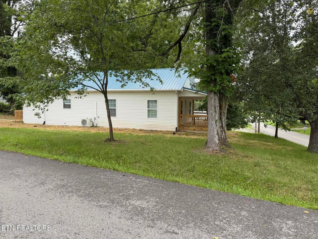 Photo of 146 Roberts St, Harriman, TN 37748 (MLS # 1348532)