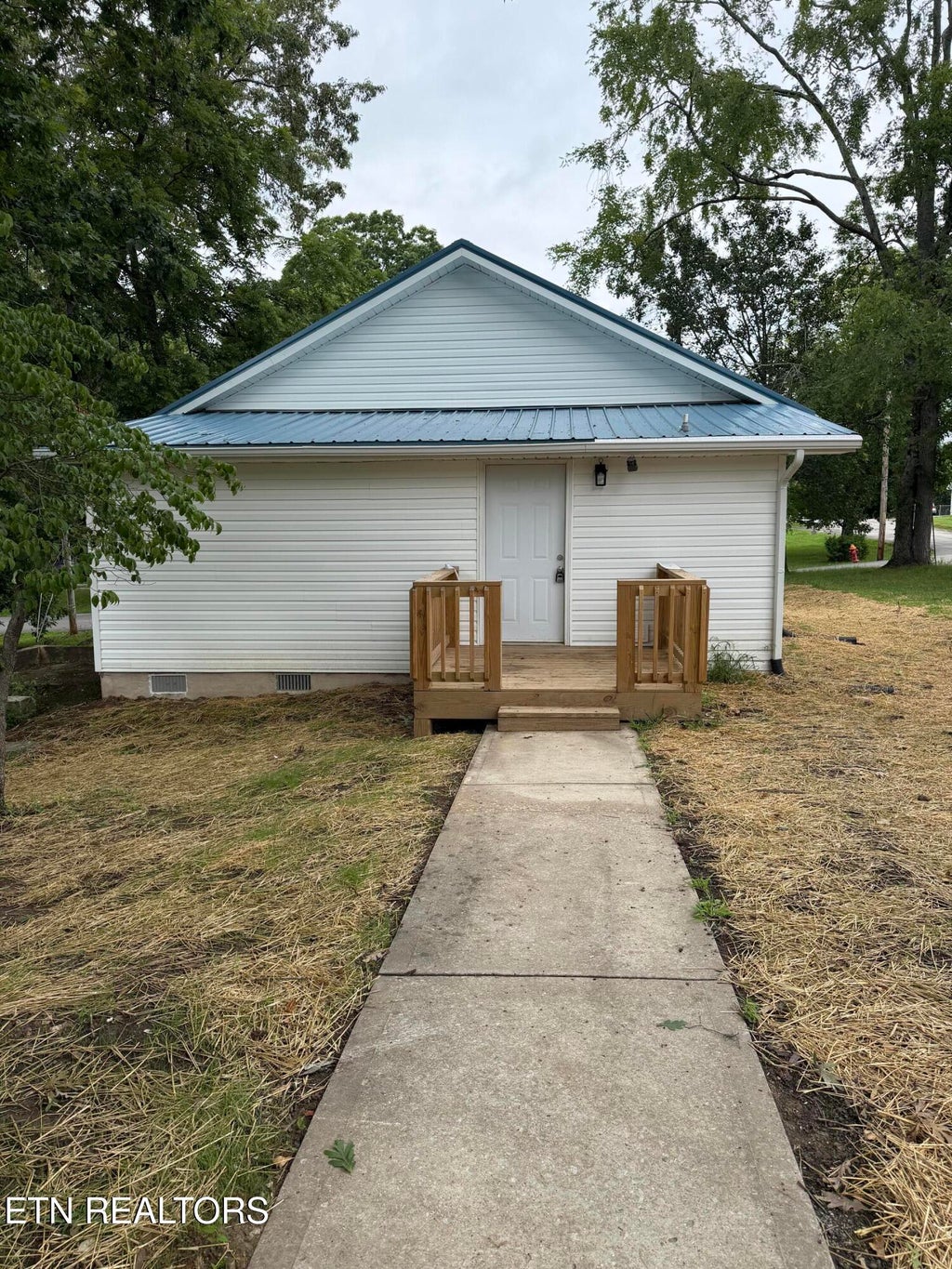 Photo of 146 Roberts St, Harriman, TN 37748 (MLS # 1348532)