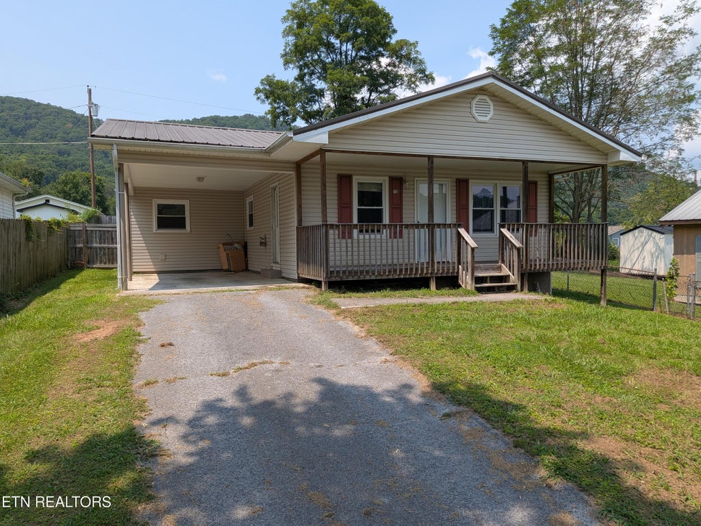 Photo of 712 W Walden St, LaFollette, TN 37766 (MLS # 1348718)