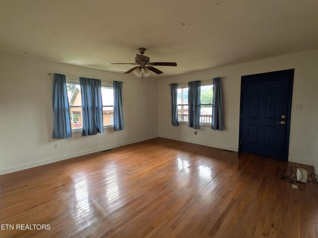 Photo of 712 W Walden St, LaFollette, TN 37766 (MLS # 1348718)