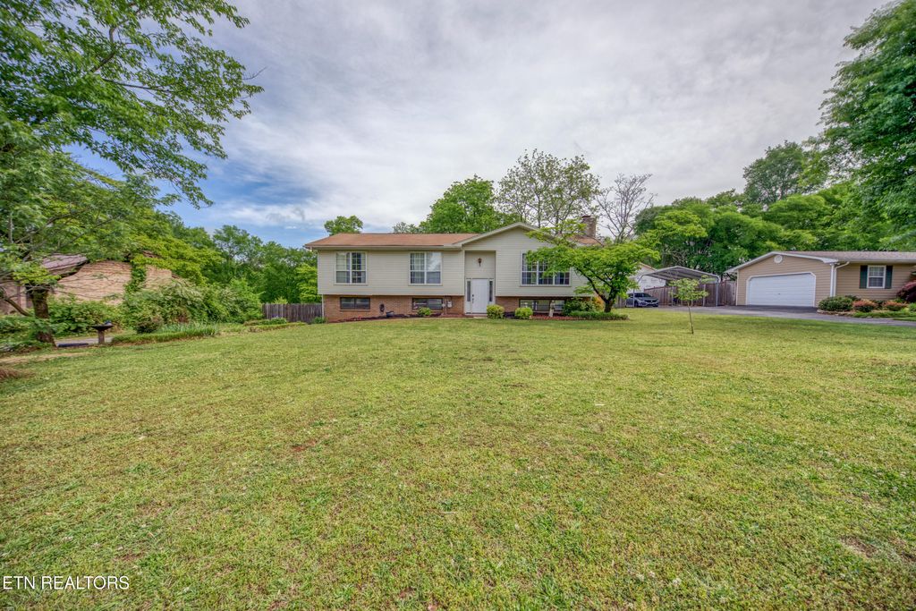 Photo of 900 Foster Drive, Lenoir City, TN 37772 (MLS # 1338910)