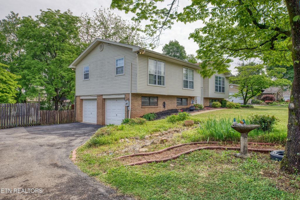 Photo of 900 Foster Drive, Lenoir City, TN 37772 (MLS # 1338910)