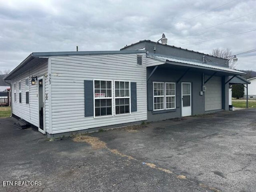 Photo of 923 Winchester Ave, Middlesboro, KY 40965 (MLS # 1324643)