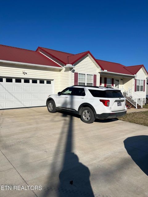 Photo of 2833 Pinecrest Rd, Jacksboro, TN 37757 (MLS # 1329147)