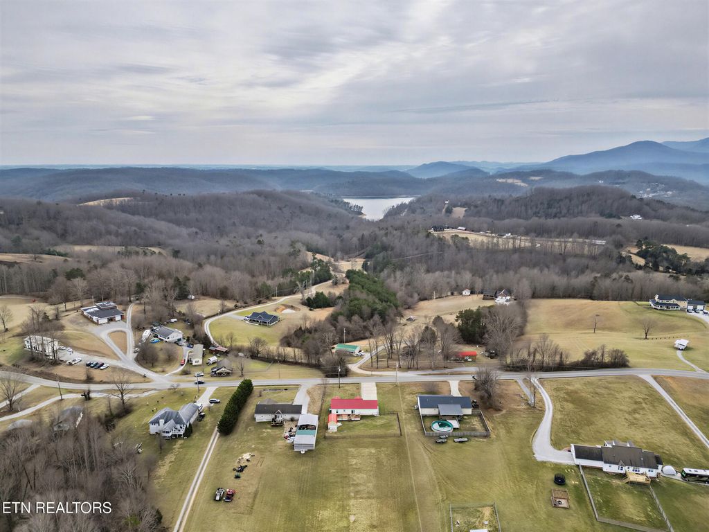 Photo of 2833 Pinecrest Rd, Jacksboro, TN 37757 (MLS # 1329147)