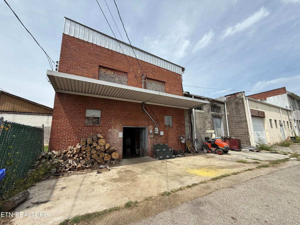 Photo of 308 Trenton St, Harriman, TN 37748 (MLS # 1353329)