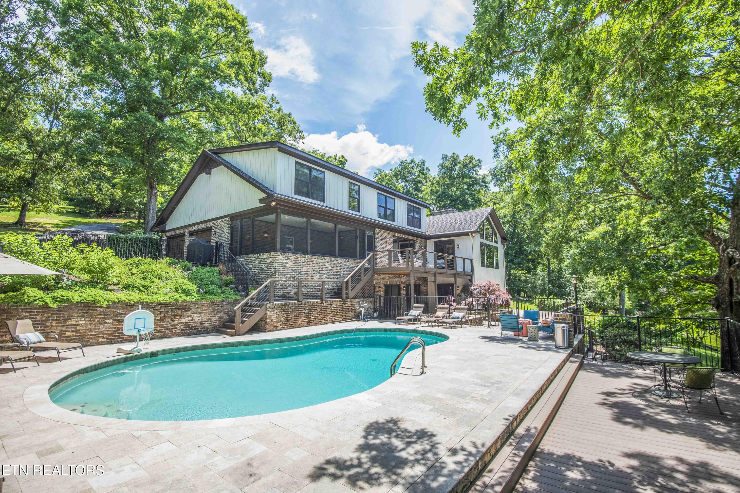 902 Twin Cove Circle