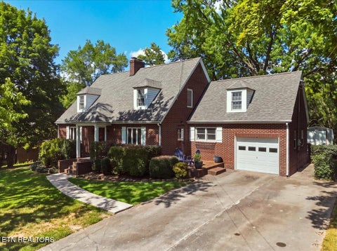 Tiny photo for 402 N Maple St, Maryville, TN 37801 (MLS # 1355645)