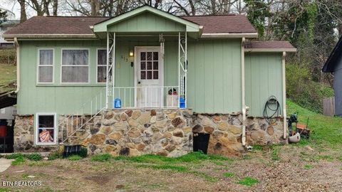 Photo of 613 W 4th Ave, Lenoir City, TN 37771 (MLS # 1331433)
