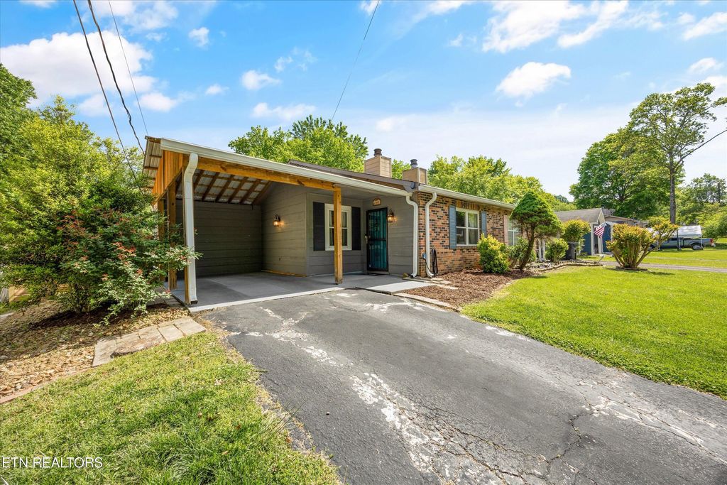 Photo of 7563 NW Chatham Circle, Knoxville, TN 37909 (MLS # 1337911)