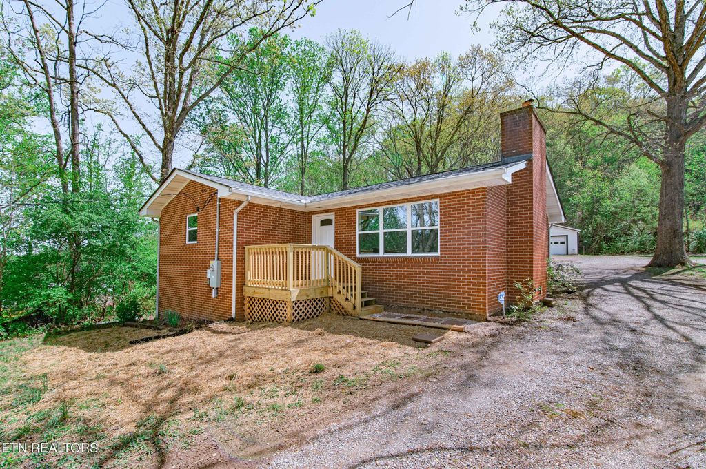 Photo of 318 Lee Rd, Clinton, TN 37716 (MLS # 1297086)