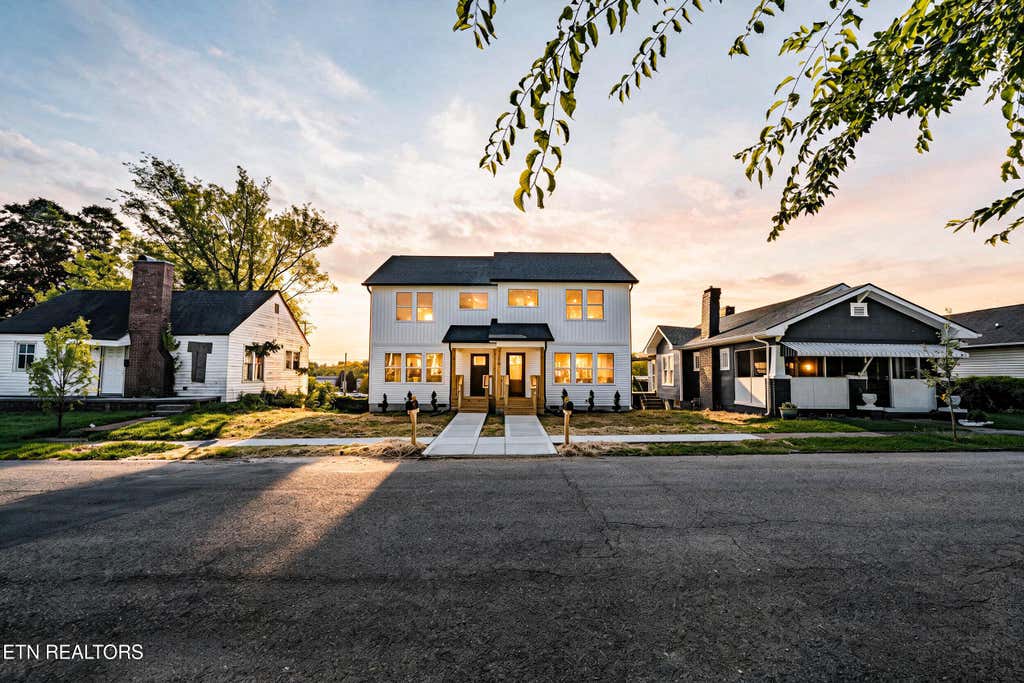 Photo of 2350 Parkview Ave, Knoxville, TN 37917 (MLS # 1352816)