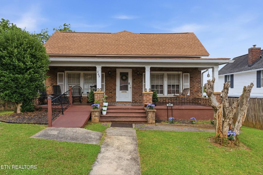 Photo of 205 Kingston St, Lenoir City, TN 37771 (MLS # 1342598)