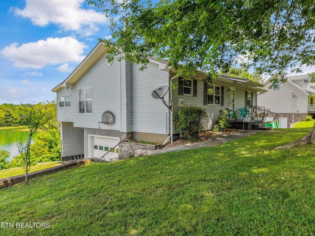 Photo of 1797 Circle Lake Drive, Dandridge, TN 37725 (MLS # 1348311)