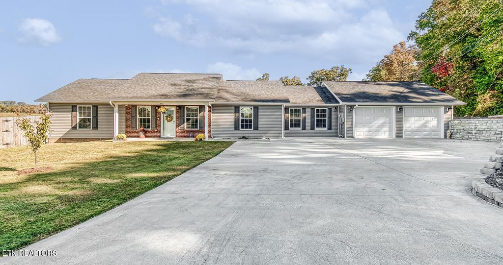 Photo of 802 Quiet Oaks Way, Dandridge, TN 37725 (MLS # 1280540)