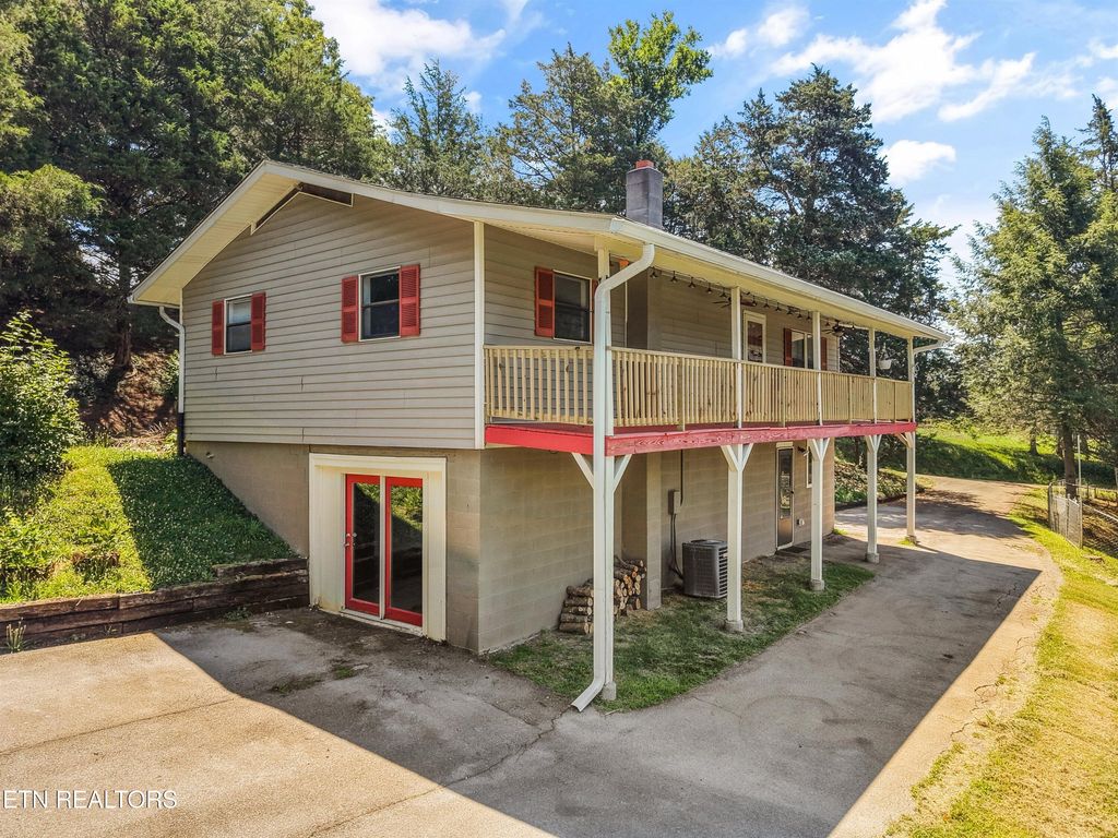 Photo of 1420 Twin Oaks Rd, Sevierville, TN 37876 (MLS # 1344756)