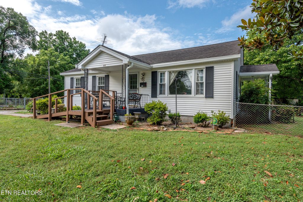 Photo of 225 Russell Rd, Rockford, TN 37853 (MLS # 1268028)