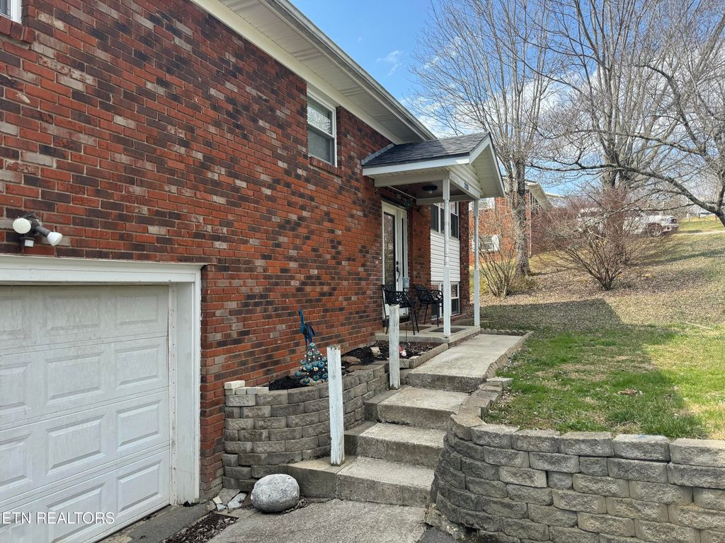 Photo of 2020 ROSE Drive, Tazewell, TN 37879 (MLS # 1254191)