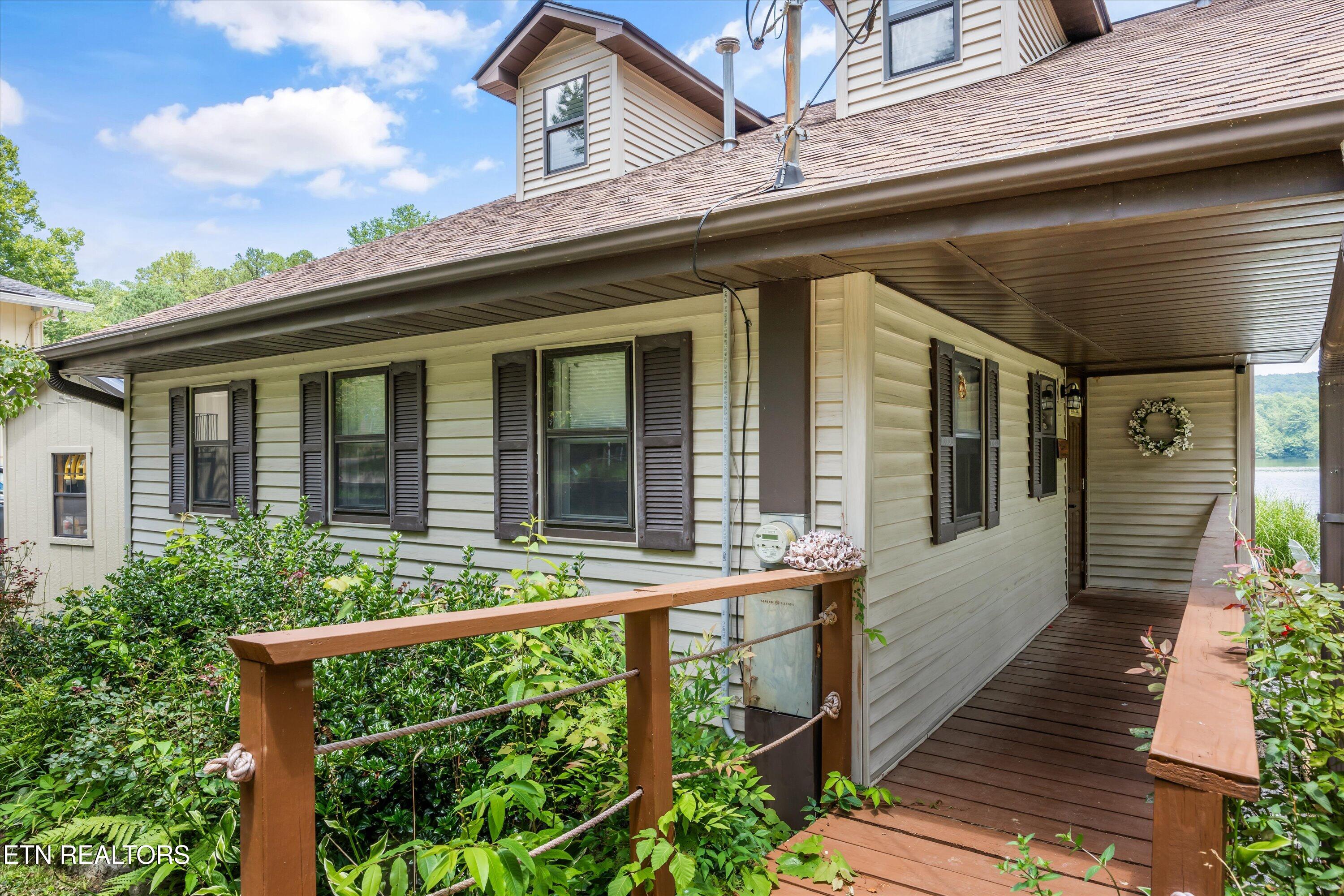 5805 Lakeshore Drive