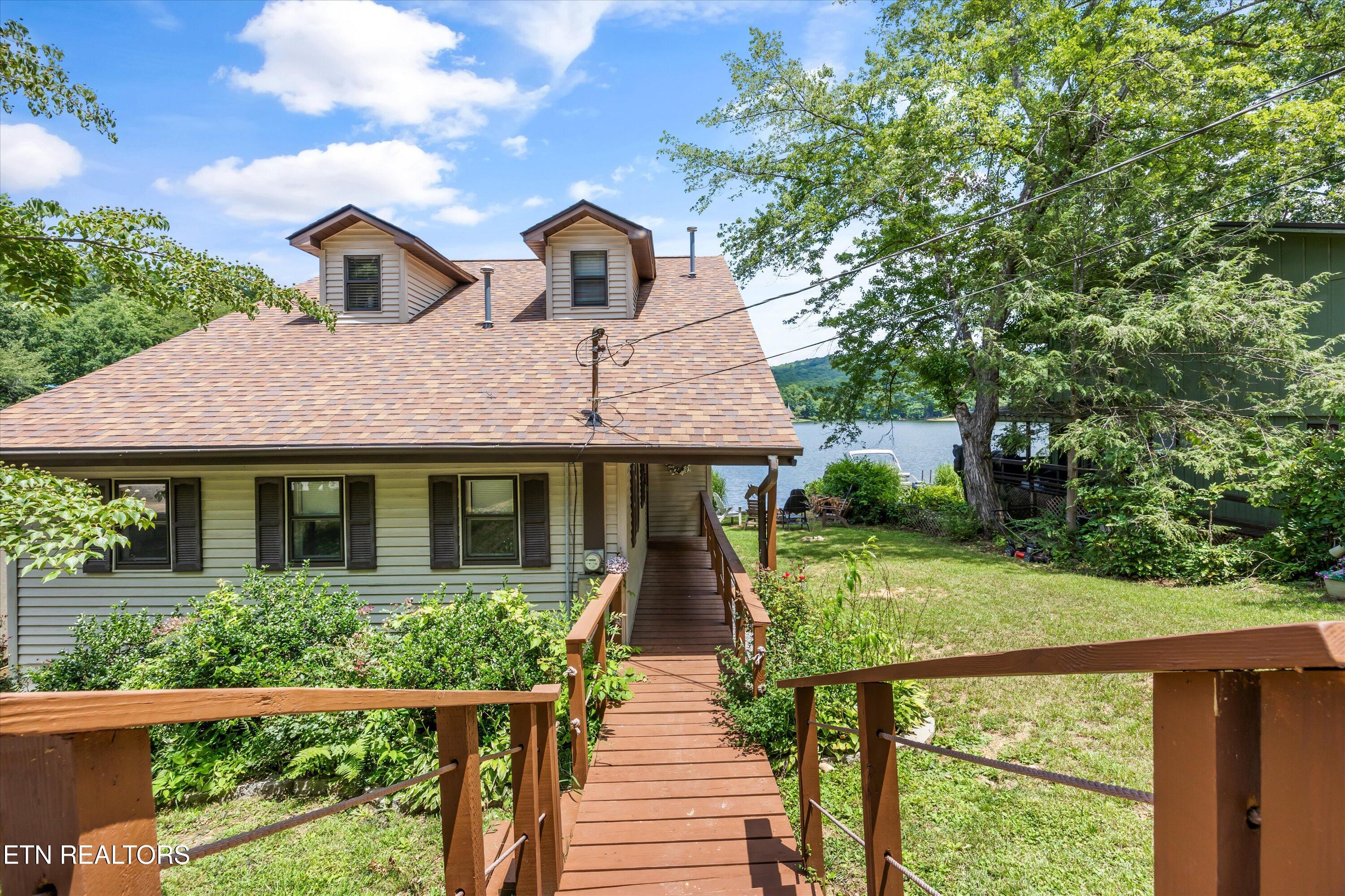 5805 Lakeshore Drive