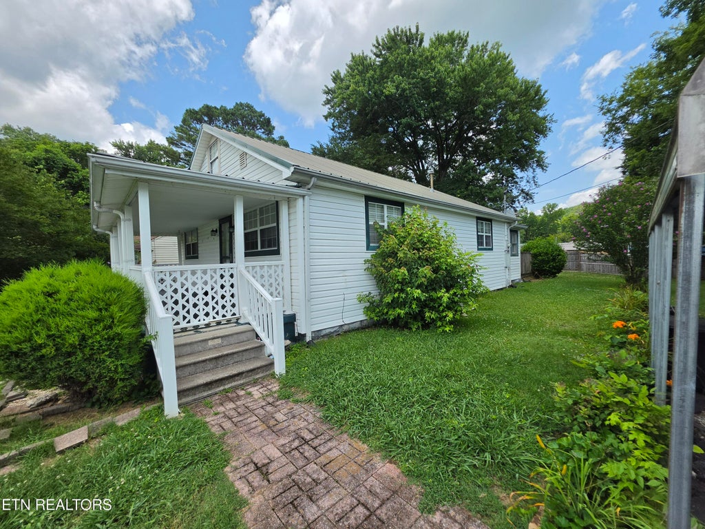 Photo of 115 Flanders Ave, Harriman, TN 37748 (MLS # 1346381)