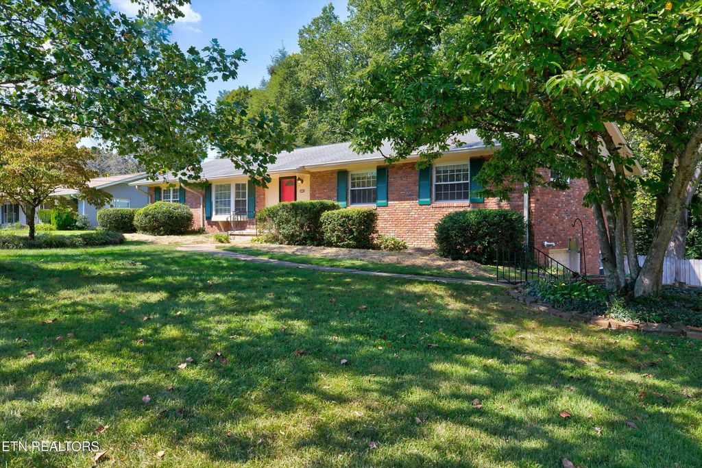 Photo of 8125 Chesterfield Drive, Knoxville, TN 37909 (MLS # 1315986)