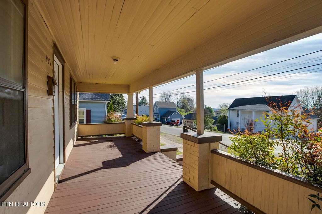 Photo of 403 W 5Th Ave, Lenoir City, TN 37771 (MLS # 1328506)