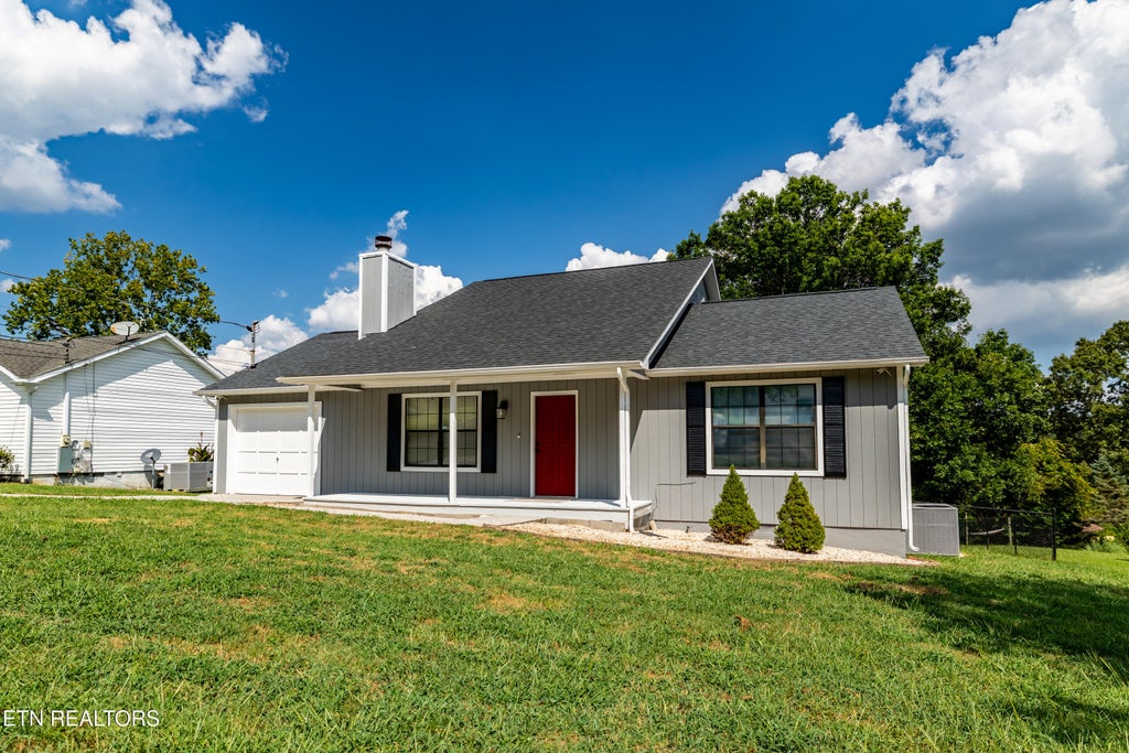 Photo of 2423 Chimney Ridge Rd, Knoxville, TN 37923 (MLS # 1354302)