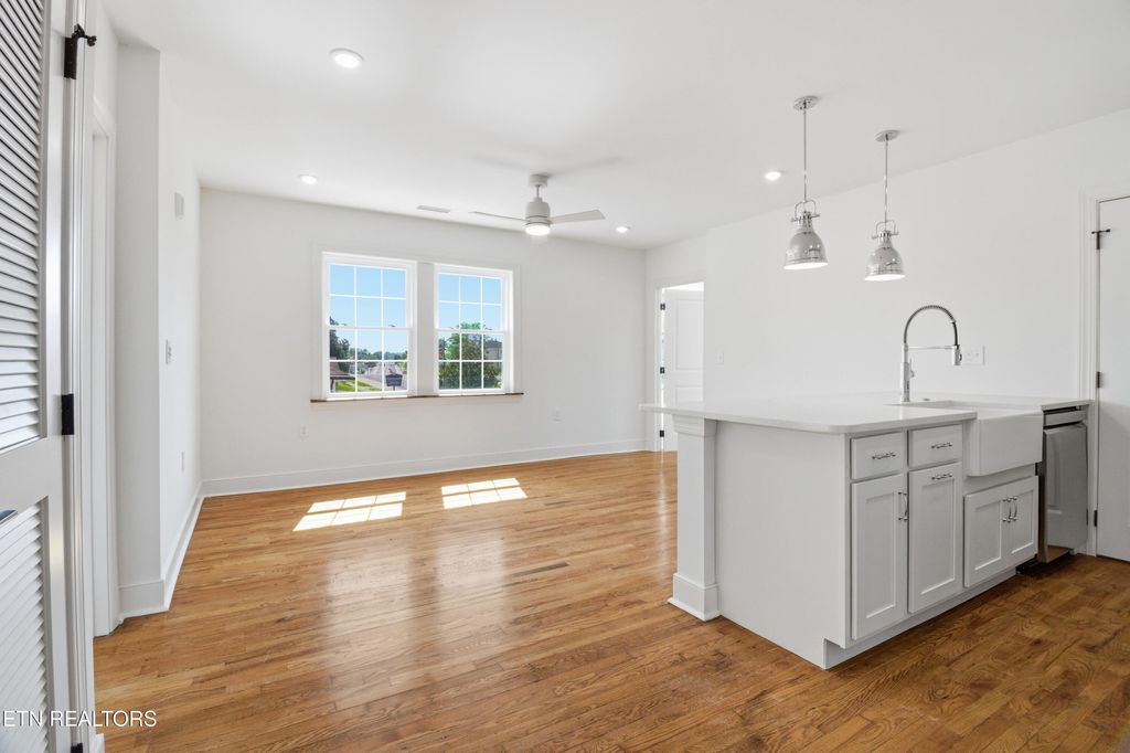 Photo of 2724 E Magnolia Ave #401, Knoxville, TN 37914 (MLS # 1337005)