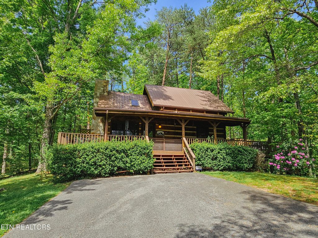 Photo of 1223 Ski View Lane, Sevierville, TN 37876 (MLS # 1299308)
