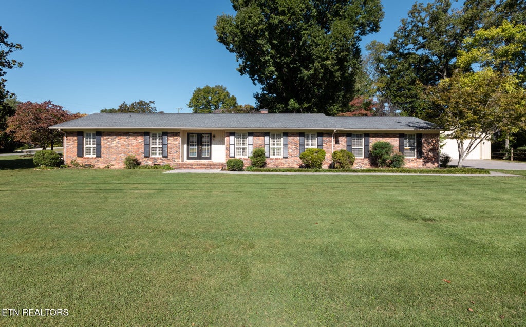 Photo of 303 Greenhill Drive, Maryville, TN 37804 (MLS # 1358327)