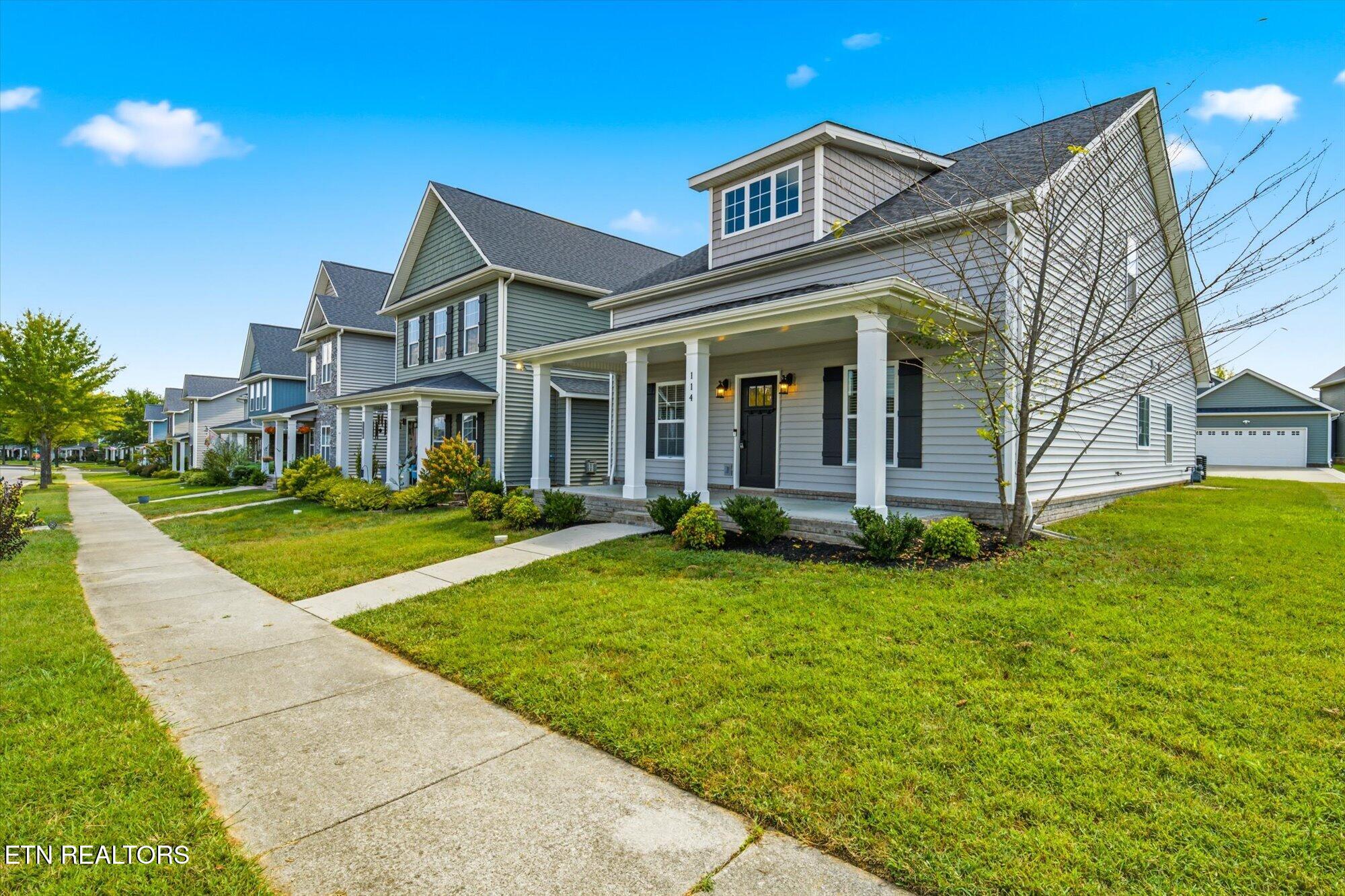 114 Hackberry St
