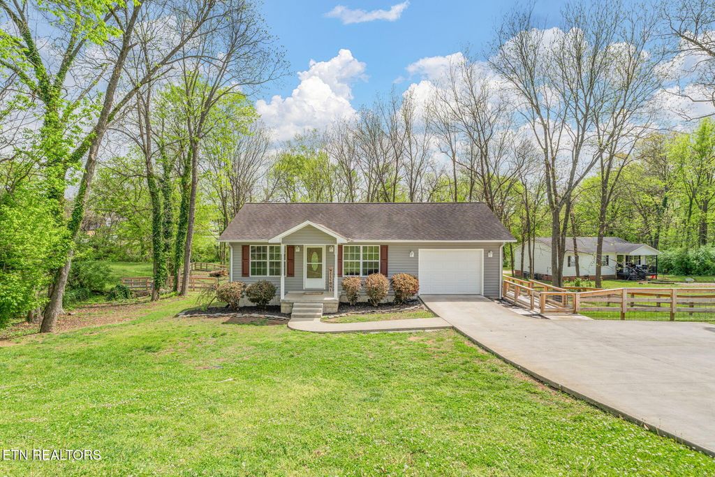 Photo of 111 Oak St, Athens, TN 37303 (MLS # 1334891)
