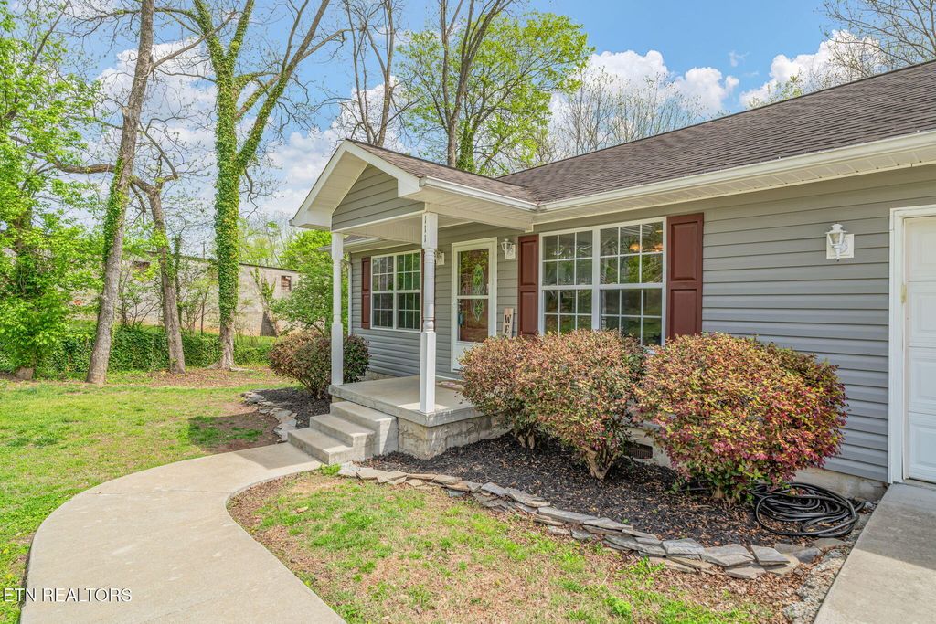 Photo of 111 Oak St, Athens, TN 37303 (MLS # 1334891)