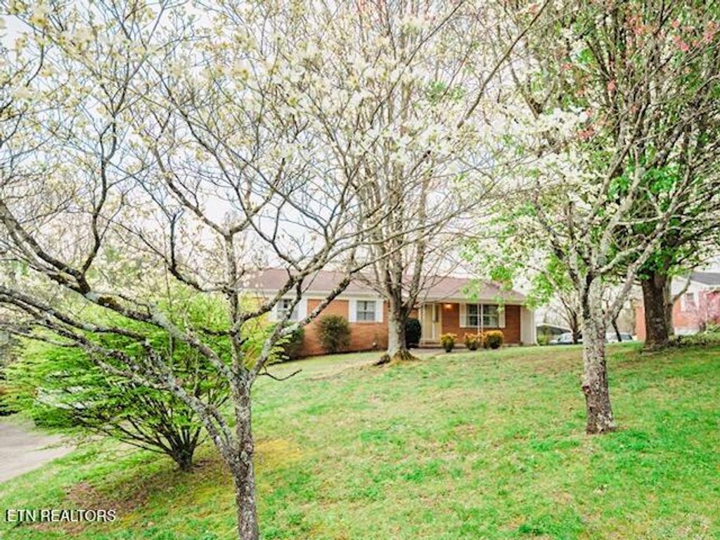 Photo of 128 Westwood Drive Drive, Clinton, TN 37716 (MLS # 1295785)