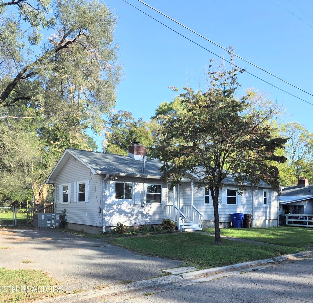 Photo of 102 Nesper Rd, Oak Ridge, TN 37830 (MLS # 1318943)
