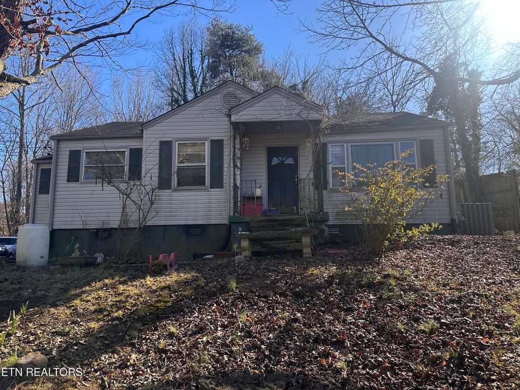 Photo of 230 Leslie St, Harriman, TN 37748 (MLS # 1329599)