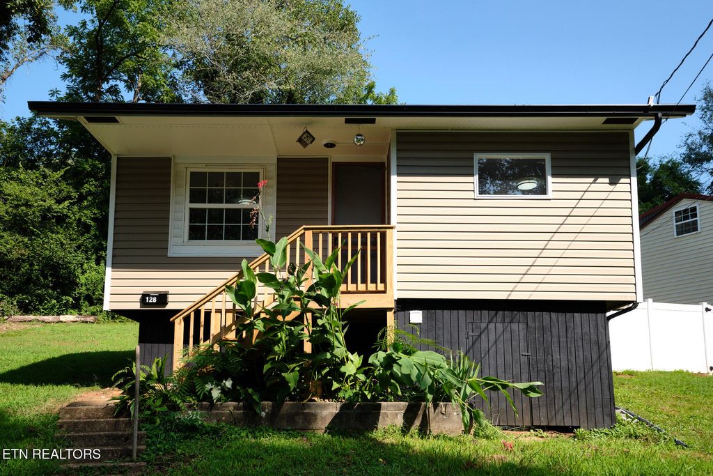 Photo of 128 E Wadsworth Circle, Oak Ridge, TN 37830 (MLS # 1313228)