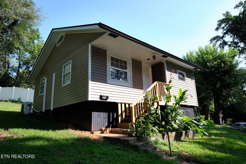 Photo of 128 E Wadsworth Circle, Oak Ridge, TN 37830 (MLS # 1313228)