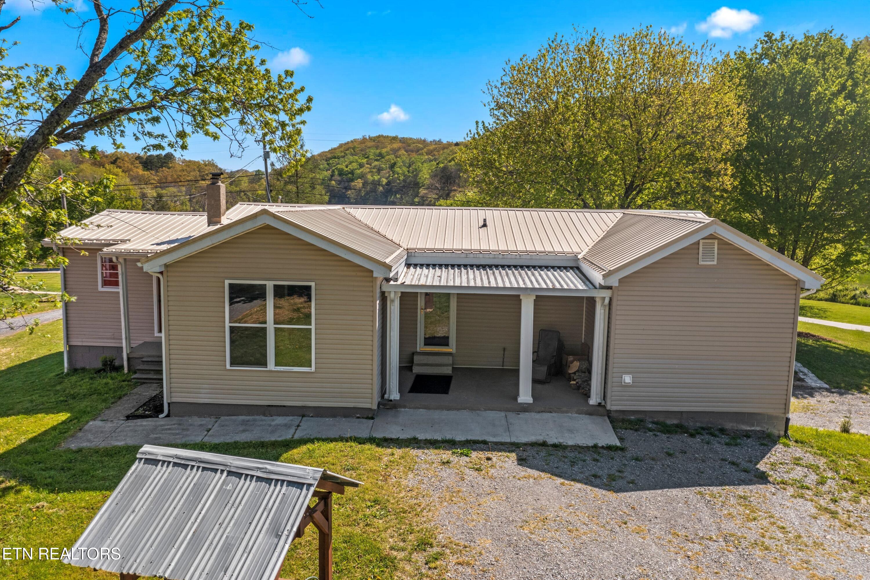 887 Rocky Summit Rd