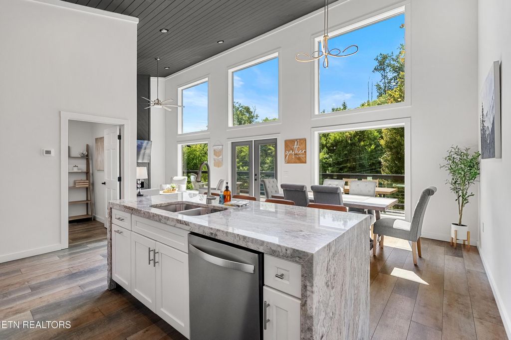 Photo of 612 Sunset Lane, Gatlinburg, TN 37738 (MLS # 1322366)